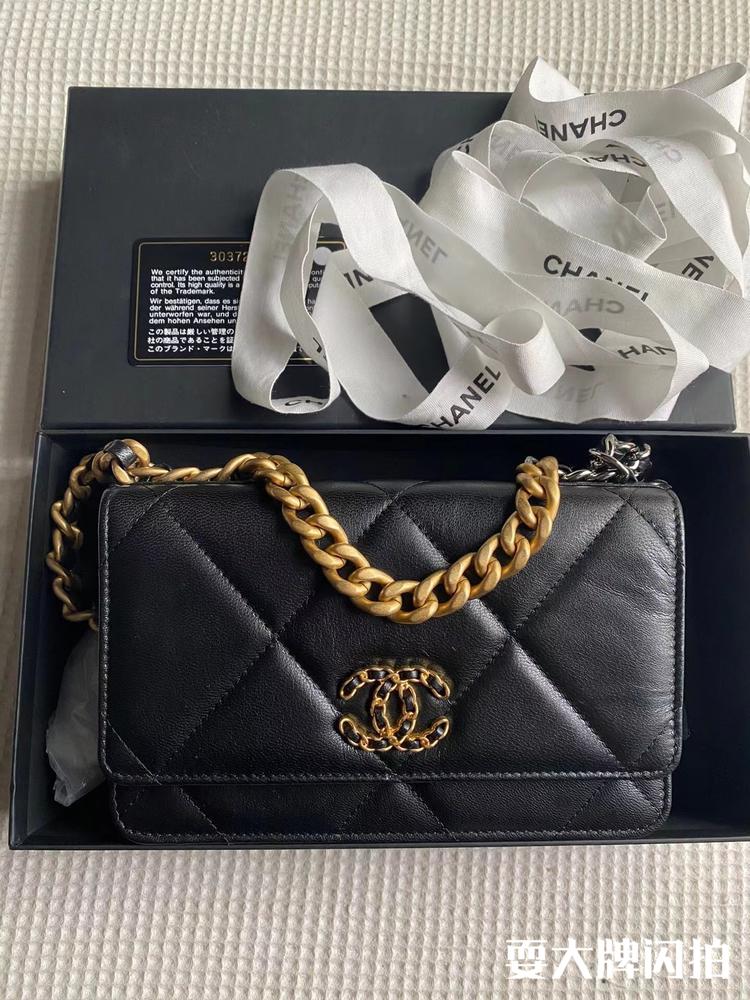 Chanel香奈儿 黑金19bag woc链条包 Chanel香奈儿黑金19bag woc链条包，极具精致的设计传承了标志性的经典，复古与时尚结合的设计，手提都很显优雅~好价带走啦 